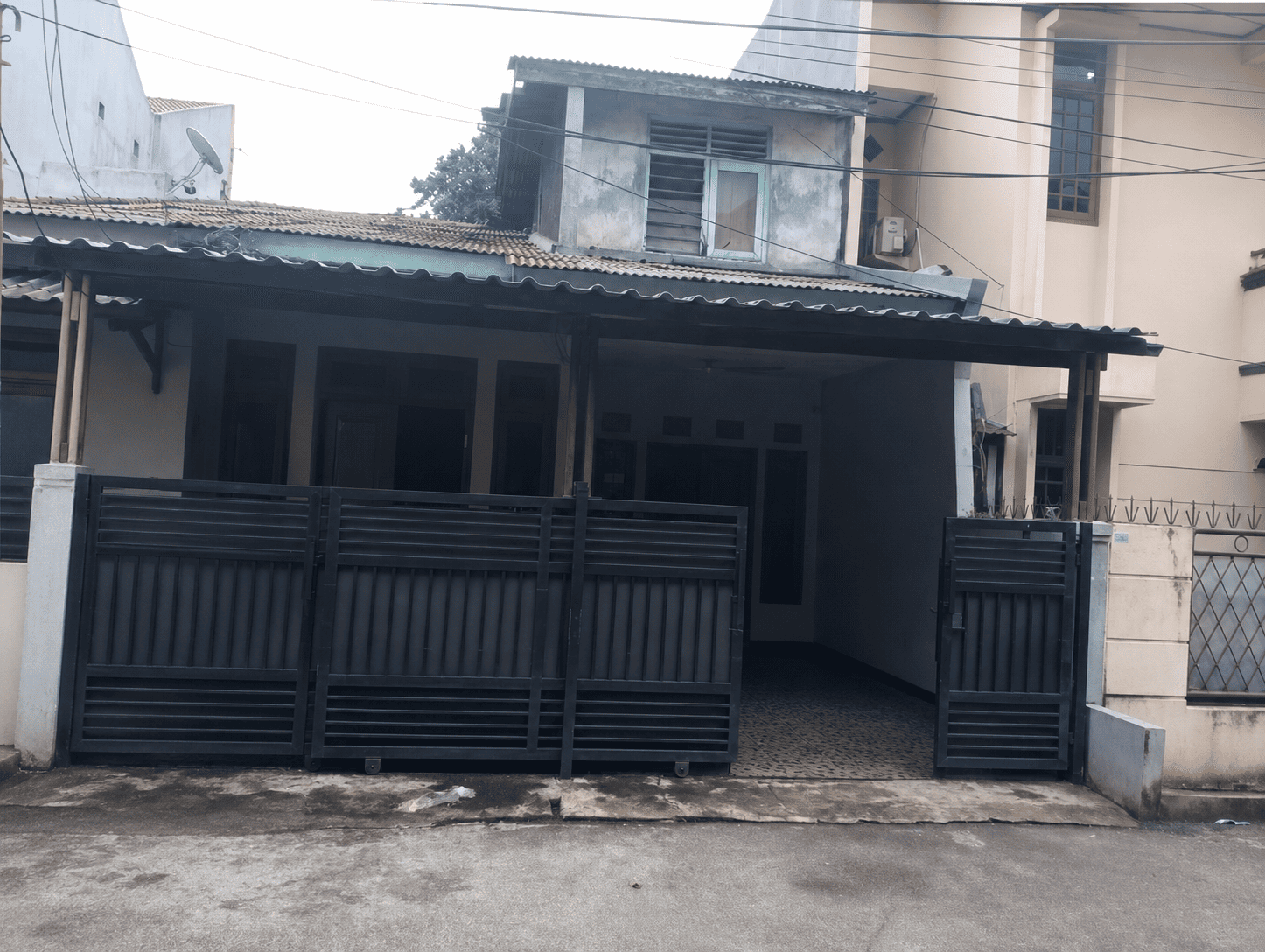 RUMAH DI KOMPLEK MINA GAPURA, KEMBANGAN, JAKARTA BARAT DENGAN LUAS TANAH 136m2
